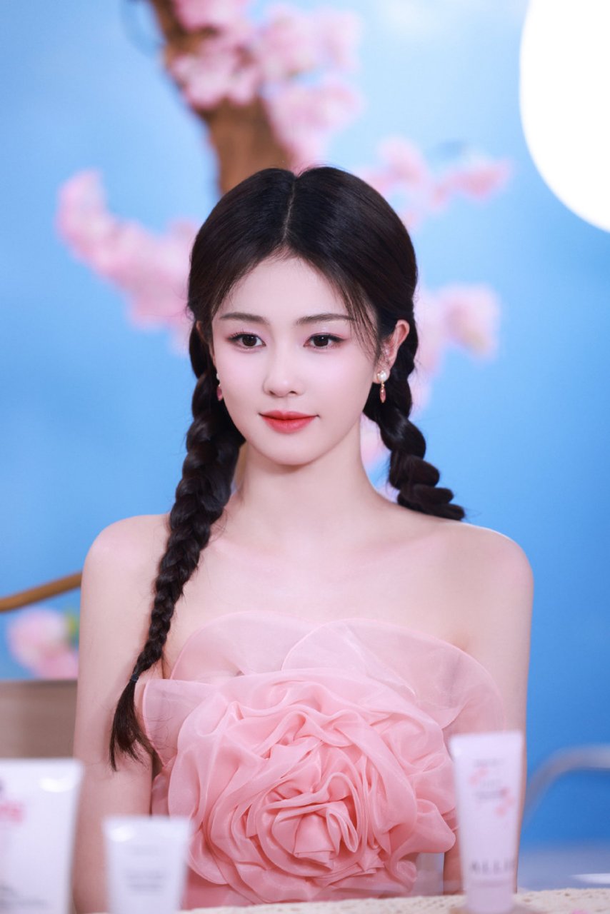 白鹿粉色长裙配双马尾美爆了,甜美可爱迷人至极,让人一见倾心!