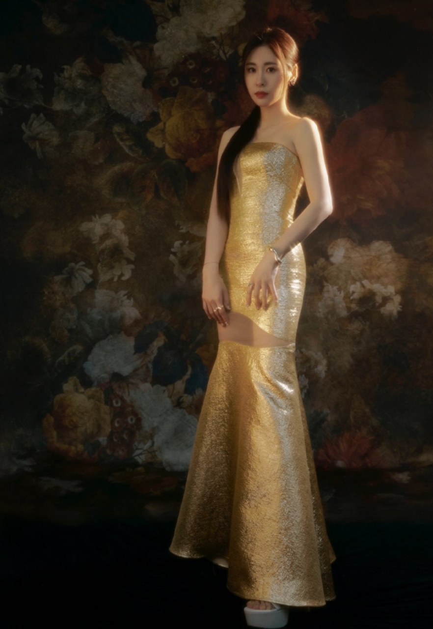 张碧晨金色抹胸长裙写真,这凹凸身材太性感了,难怪曾经有人为之着迷!