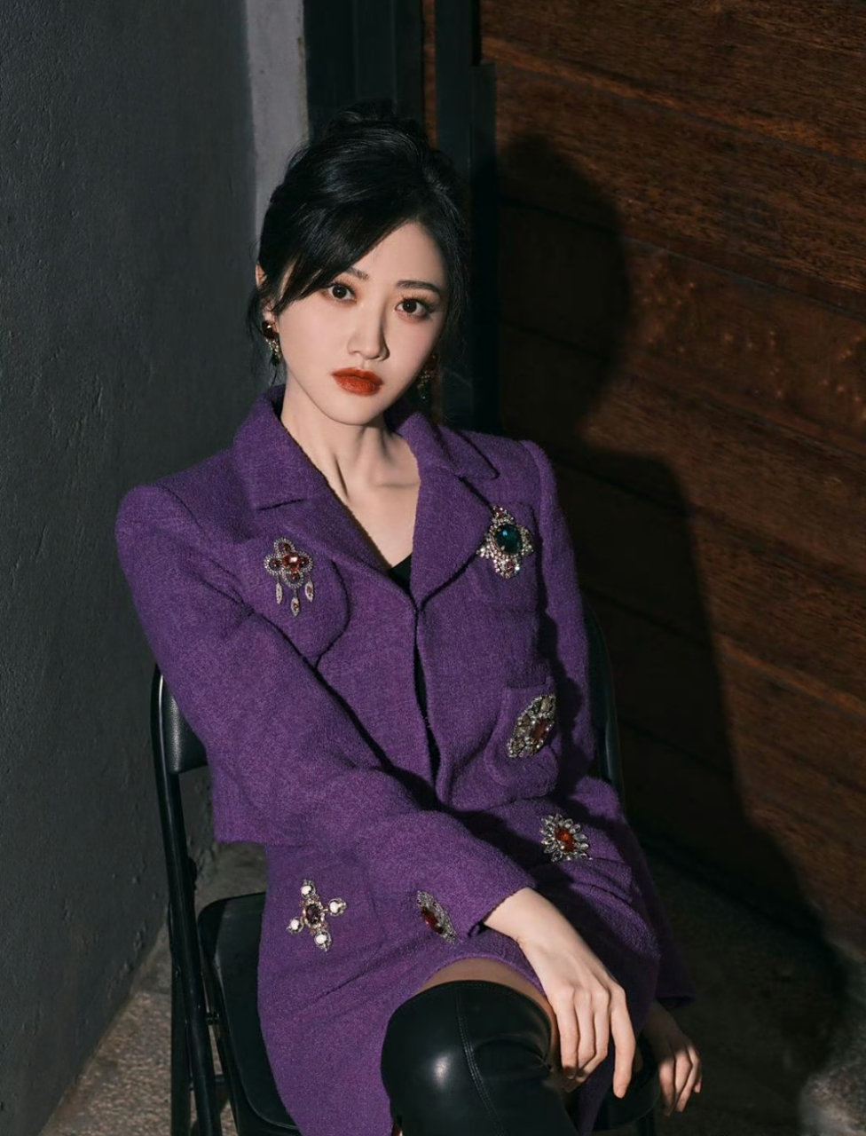 景甜紫色短裙西装造型,细眉大眼红唇惊艳众人!