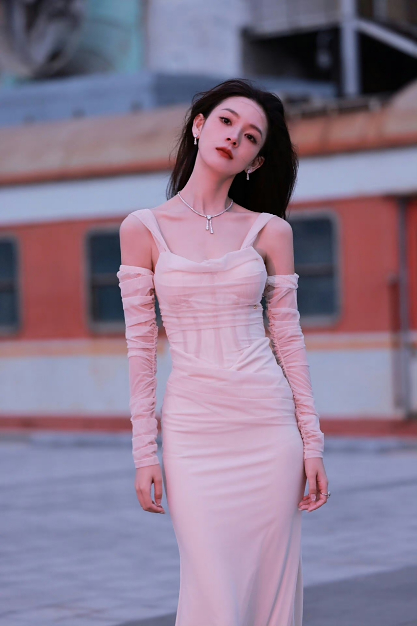 陈瑶性感长裙写真,身材凹凸有型很难不让人迷恋其中!