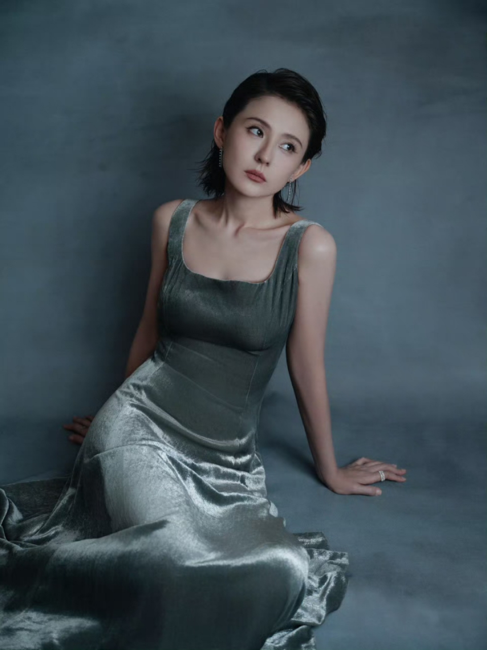 热依扎深色长裙写真,身材好不好一目了然!