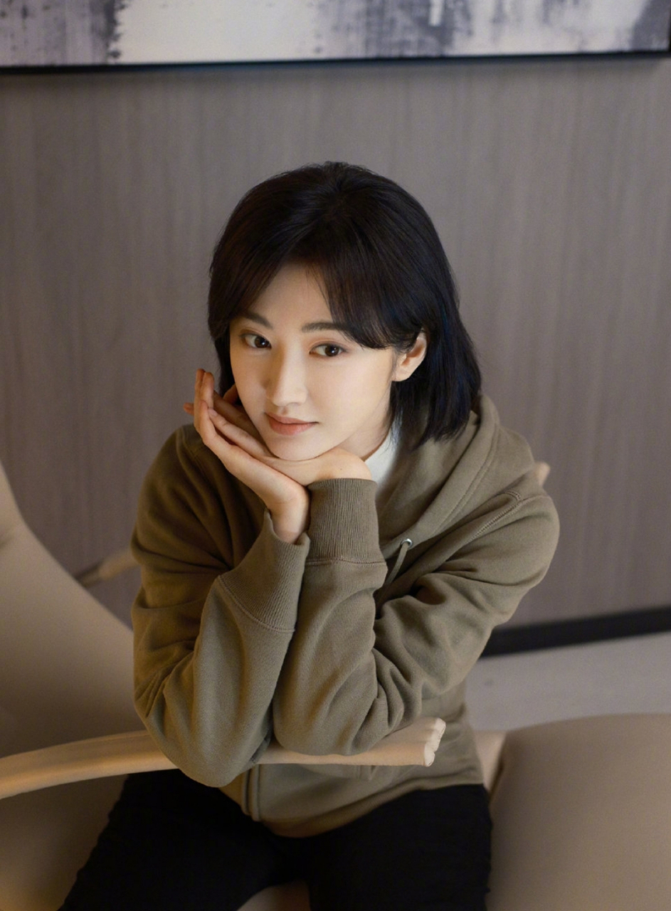 景甜短发好淑女呀,而且给人一种文静清纯的感觉,让人一见倾心!