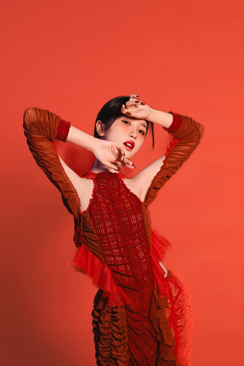 虞书欣红色长裙美照,勾魂眼神让人深陷其中,太撩人了!