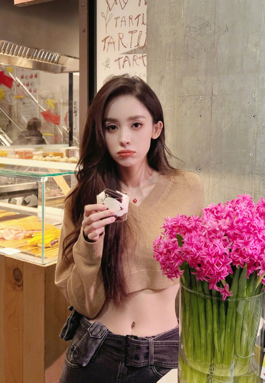 古力娜扎露脐装美照,这么美的肚脐头一次看见,太诱人了!