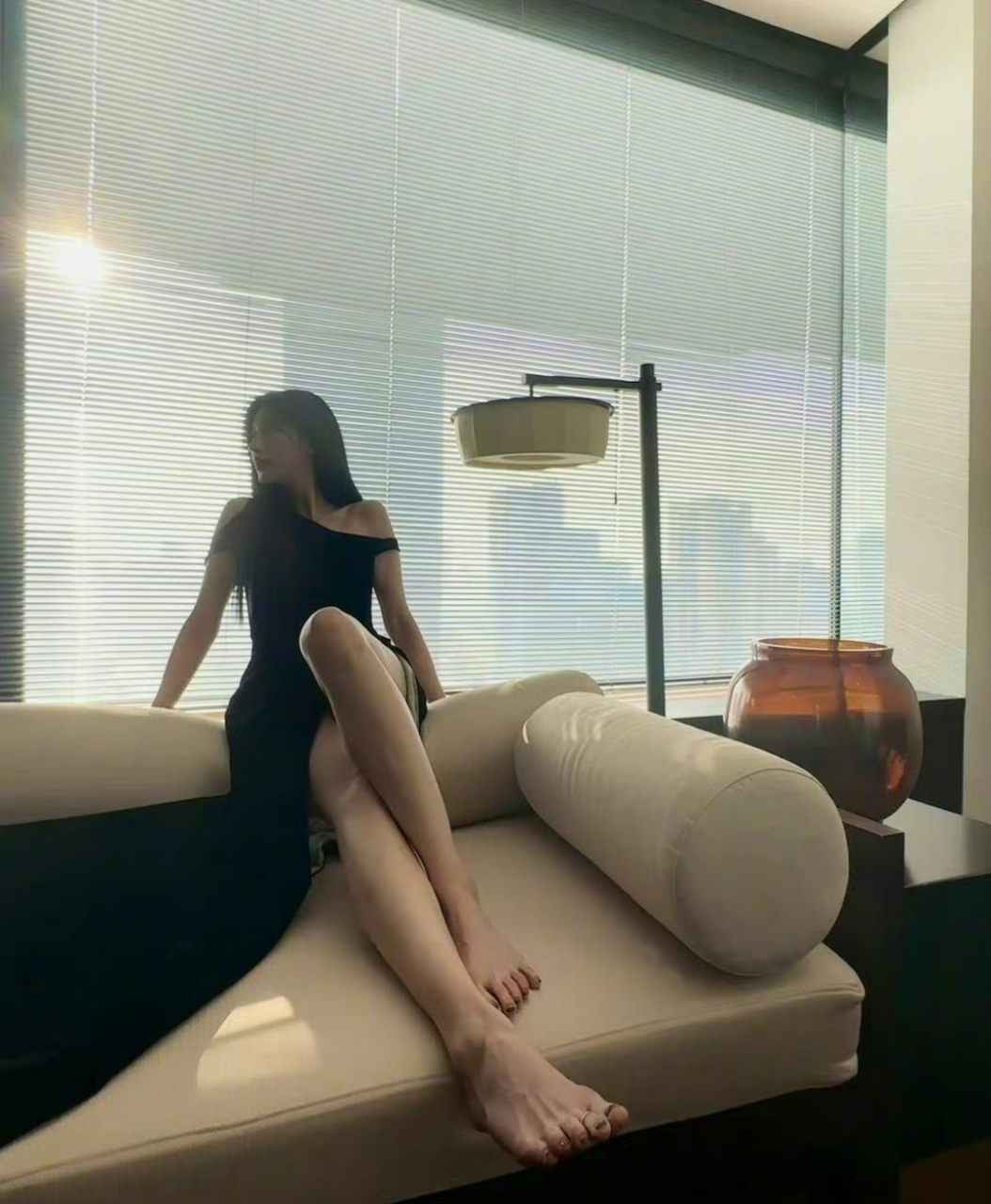 张俪性感玉足写真,依稀可见脚上的伤痕!