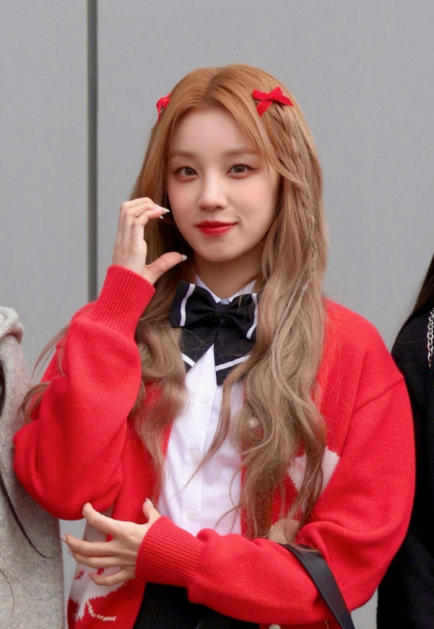 宋雨琦学院风穿搭,花样可爱手势大放送,让人赏到爽!