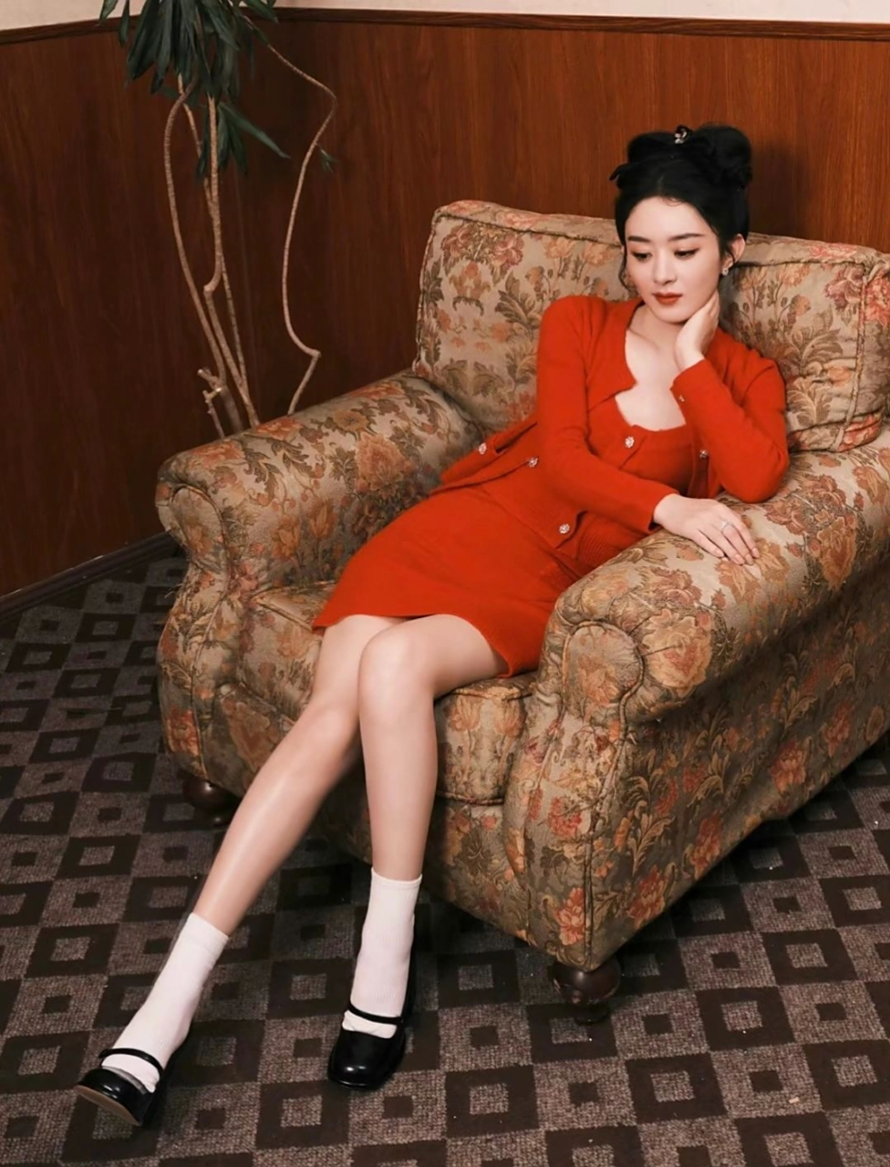 赵丽颖红色性感短裙写真,好白的大腿呀,爱了爱了!