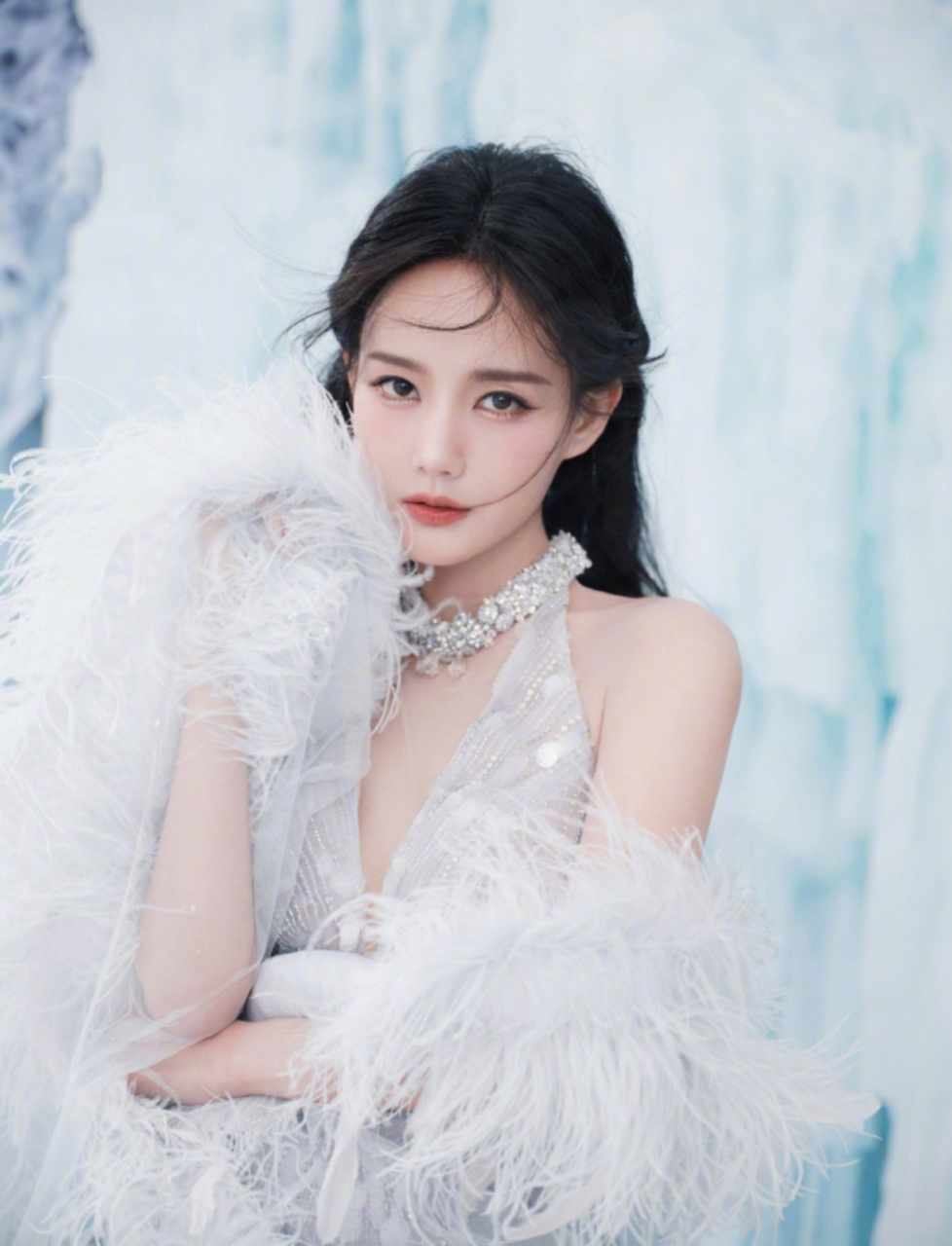 李一桐白色深v长裙写真,曼妙的身姿让人着迷,堪称内娱最美女神!