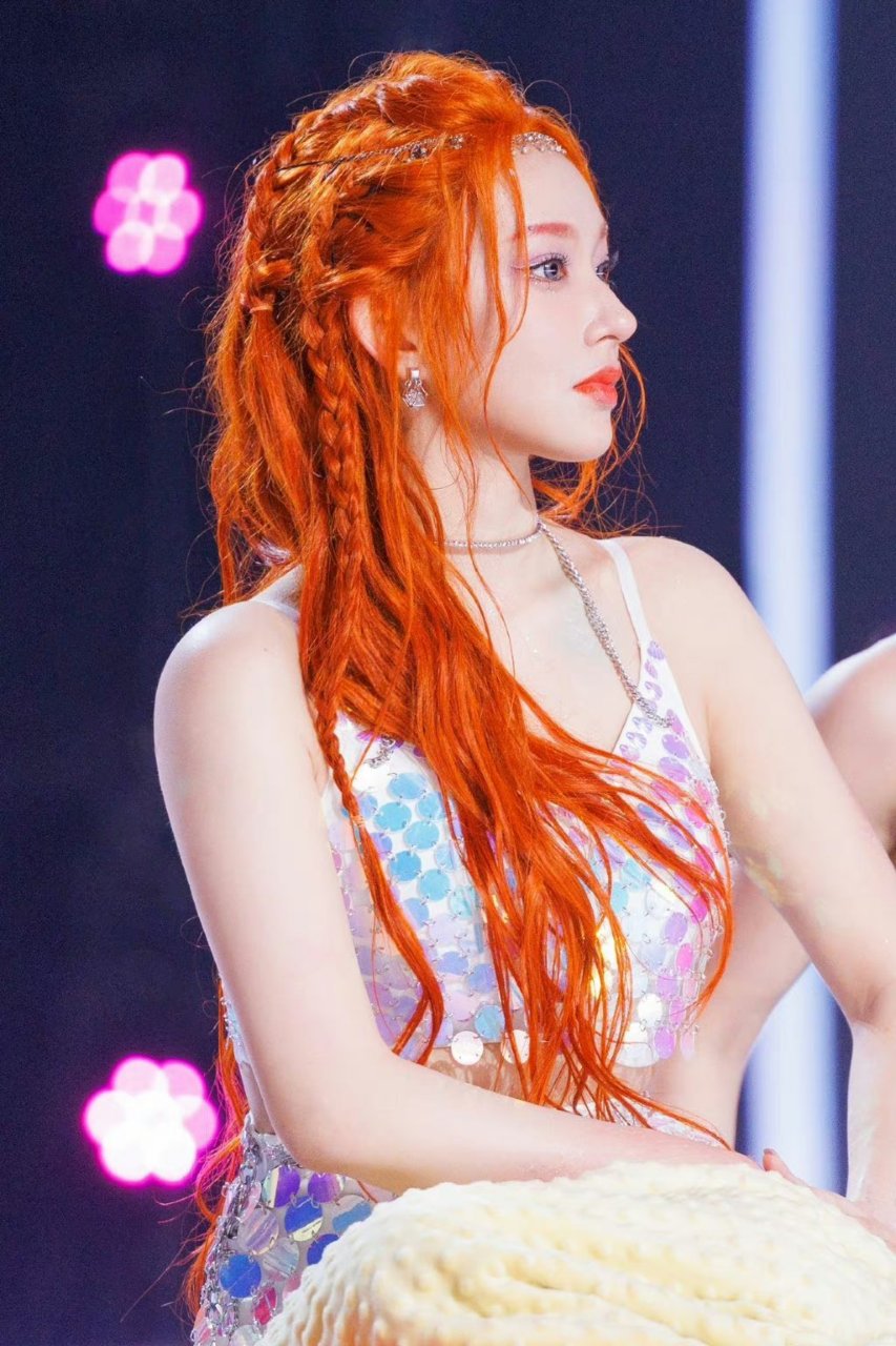 程潇红色发型好引人注目呀,尤其这丰满的身材让人欲罢不能!