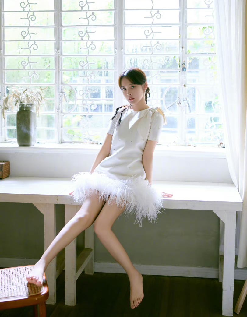 张佳宁白色连衣裙写真,绝美长腿玉足太迷人了,让人心动不已!