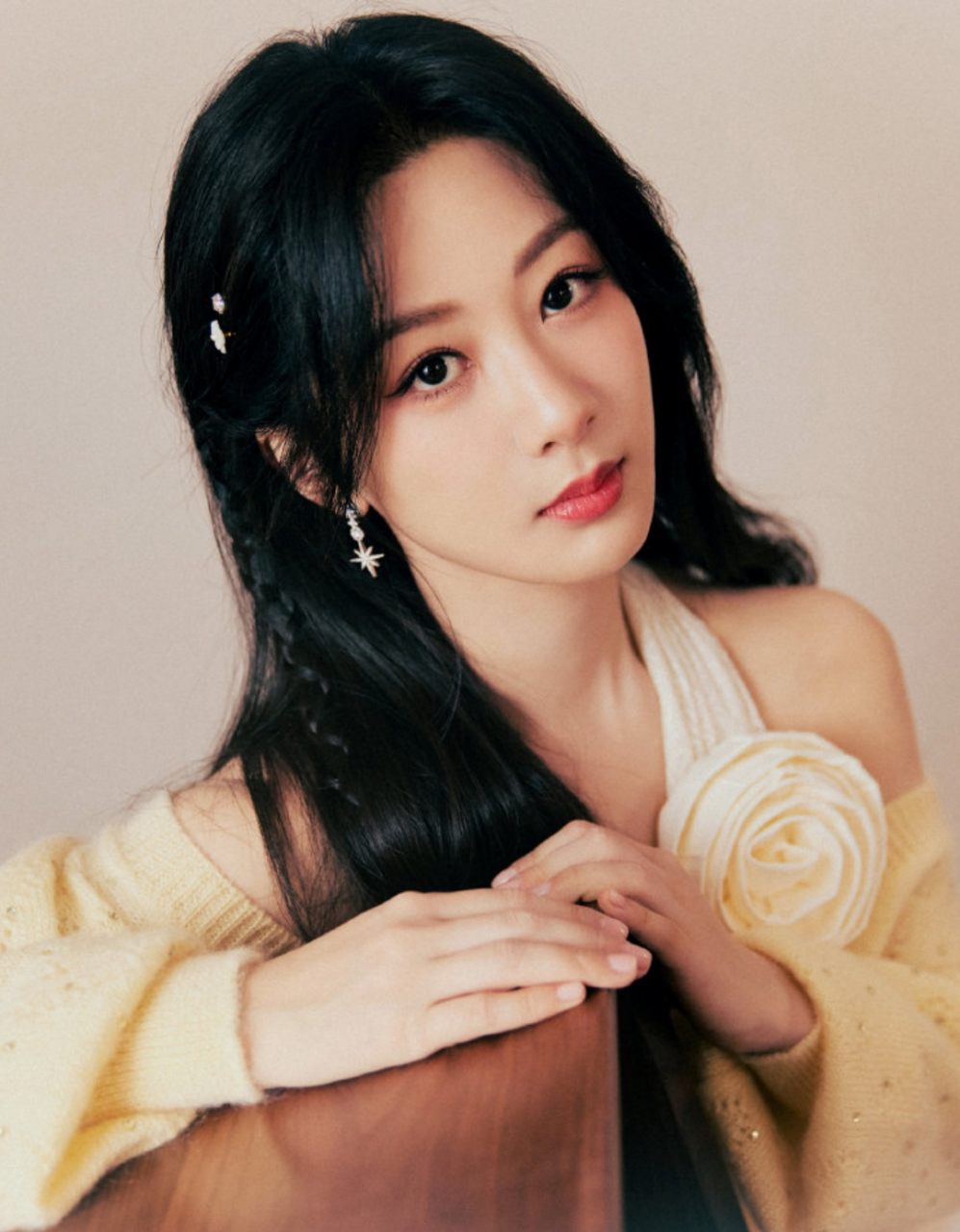 杨紫乌黑长发好美呀,端庄优雅迷人至极,太有魅力了!