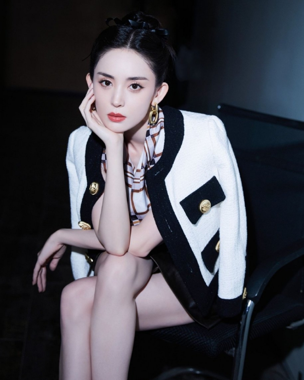 古力娜扎氛围感写真大赏,皮裙秀美白长腿,好美好迷人!