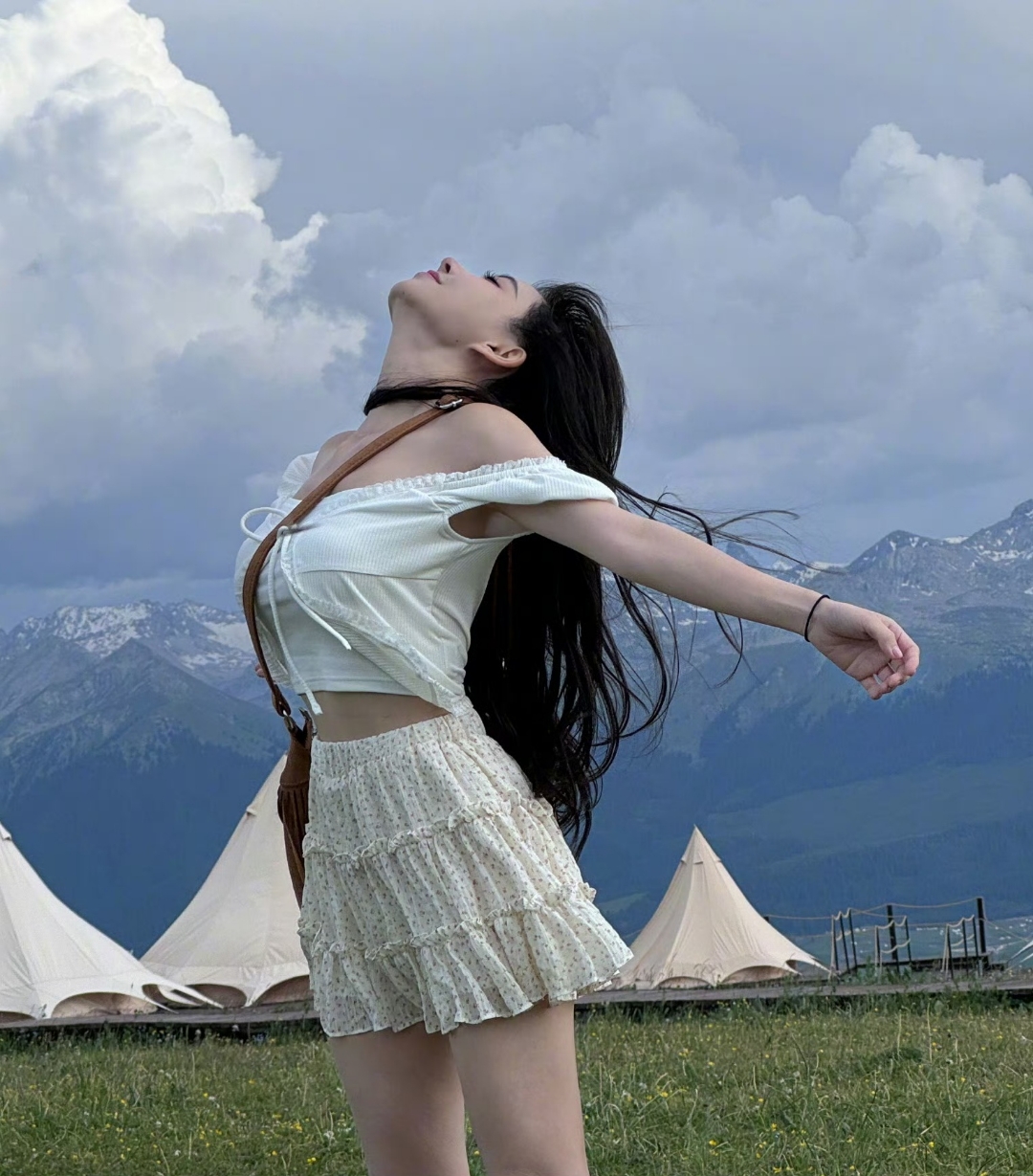 冯提莫白色超短裙写真,娇小的身体诱人的身材,太美了!