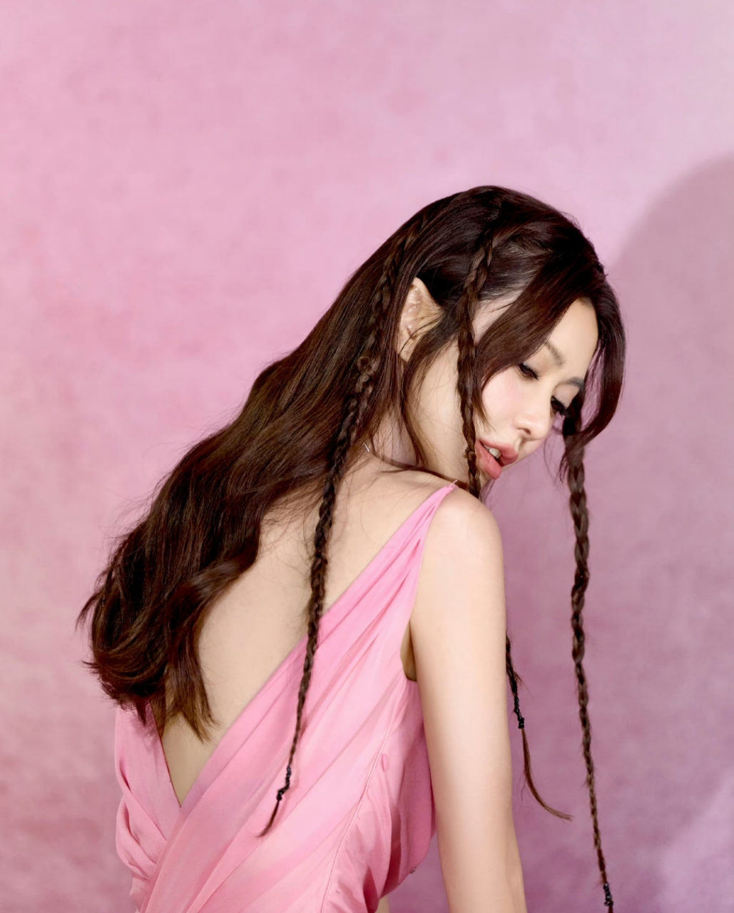 薛凯琪开叉长裙写真,光滑香肩美腿诱人至极,看不出一点40多岁的痕迹!