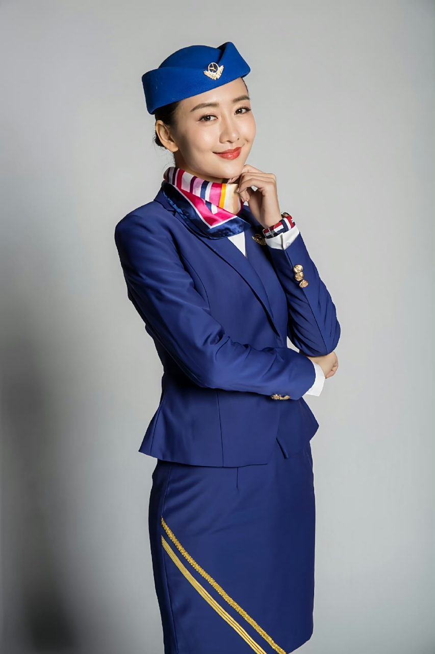 王鸥空姐制服写真,这身材直接将空姐制服穿出了肥美的效果!