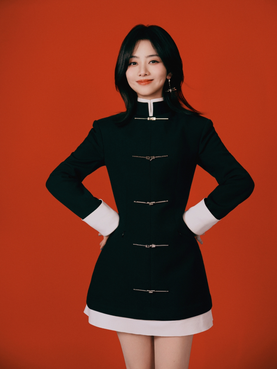 谭松韵修身黑裙写真,性感美腿真迷人,爱了爱了!#2月图文动态激励计划