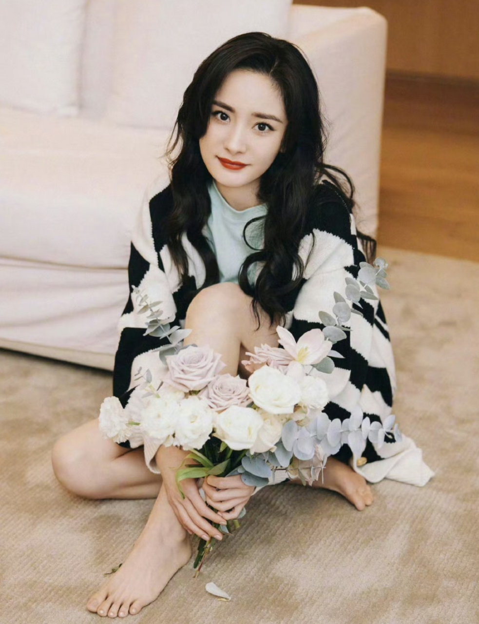 杨幂玉足大赏,这小脚丫受观众喜爱程度能排进娱乐圈前三!