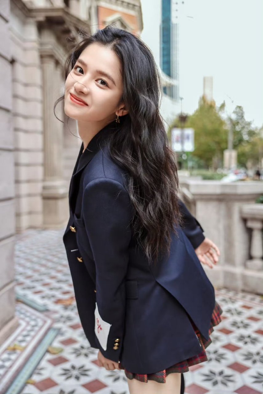 张婧仪学院风写真,超短裙配黑色过膝袜,诱惑力满满!