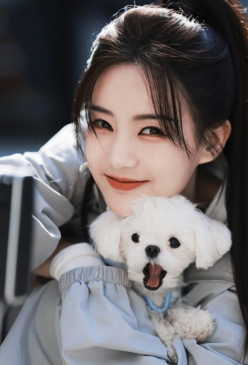 李一桐高马尾好美呀,弯弯的眼睛迷人至极,让人一见倾心!