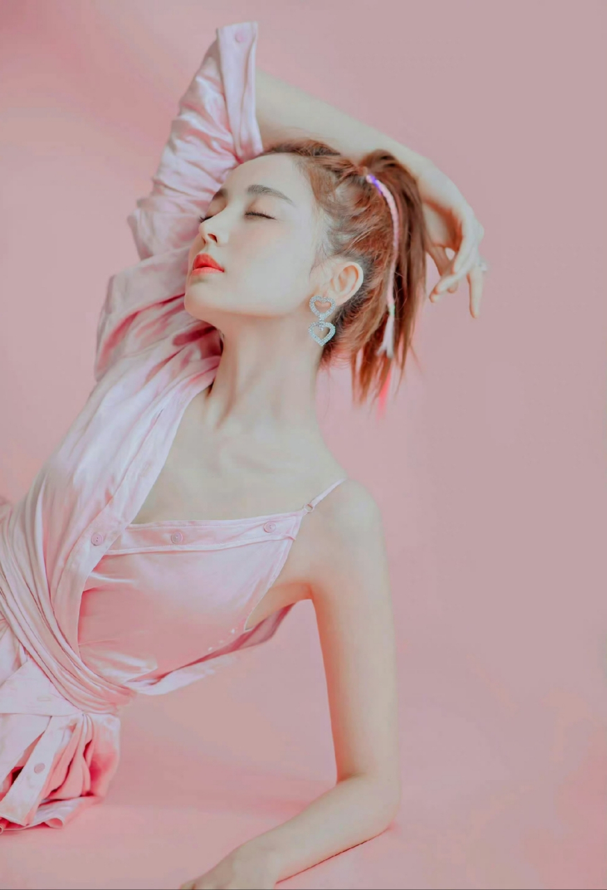 古力娜扎这是穿的睡衣吧,笑容甜蜜但身材好性感!