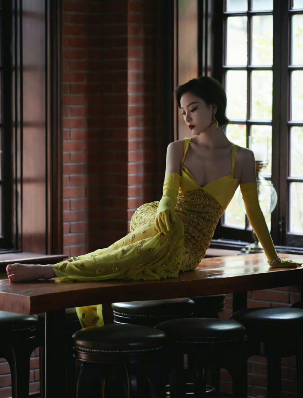 倪妮黄色吊带长裙写真,这身段不比酥胸更加性感诱人吗?
