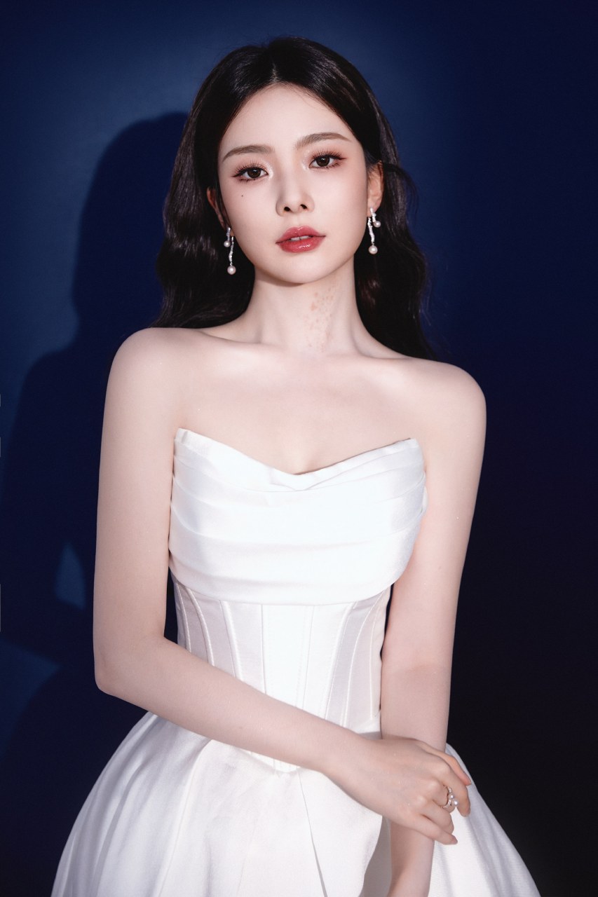 陈卓璇白色抹胸长裙写真,身材傲人皮肤白皙,越看越迷人!