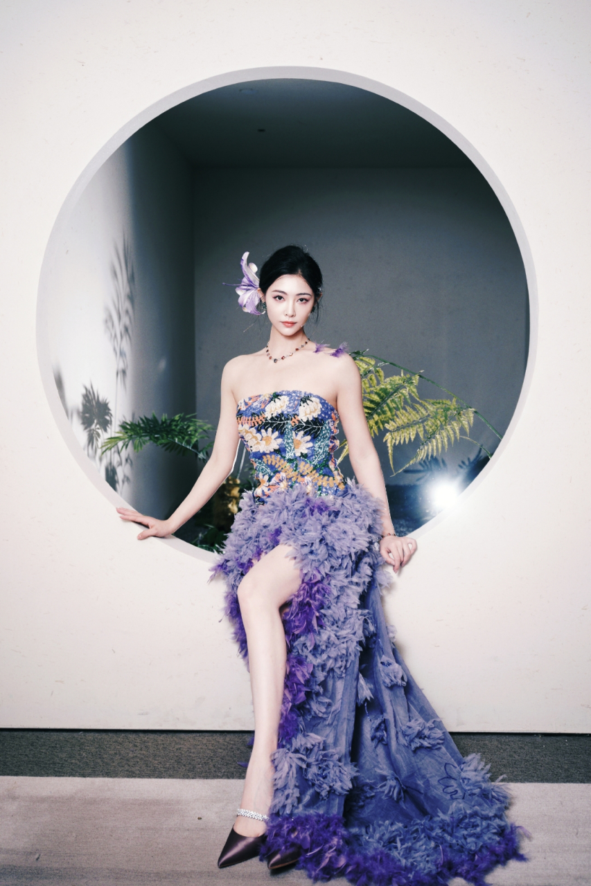 许佳琪抹胸长裙写真,美白长腿诱人至极,仿佛画中仙女美到窒息!