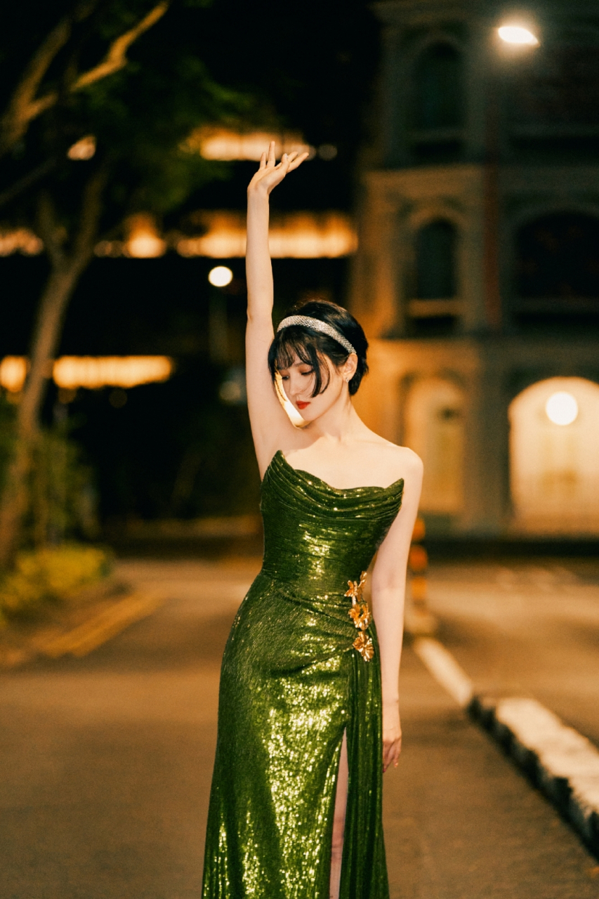 陈小纭绿色抹胸裙写真,骨感美腿与性感酥胸翘臀让人欲罢不能!