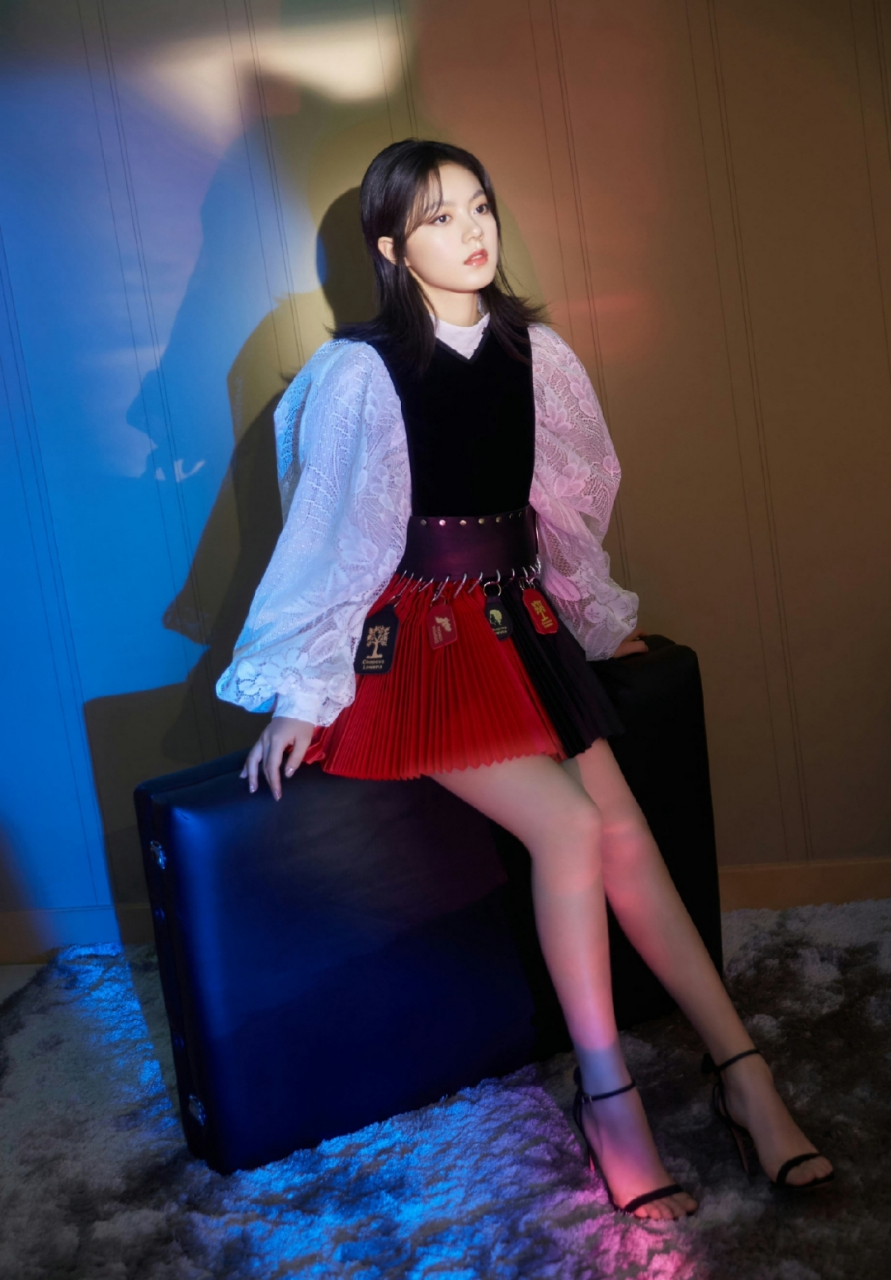 赵今麦美腿玉足写真,光滑水嫩的小脚丫别有一番风味!