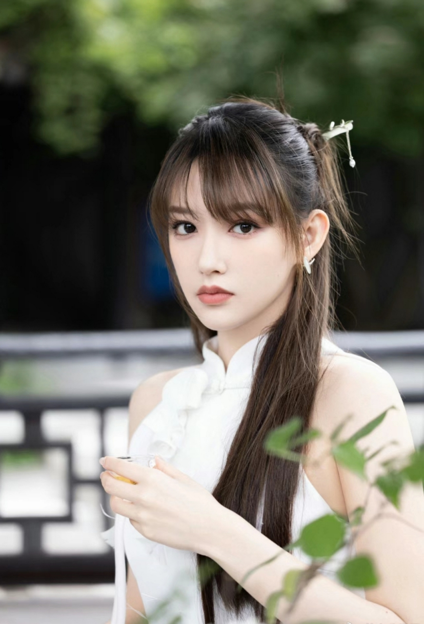 程潇白色短裙写真,绝美身材让人欲罢不能,不愧是微胖界的女神,太美了!