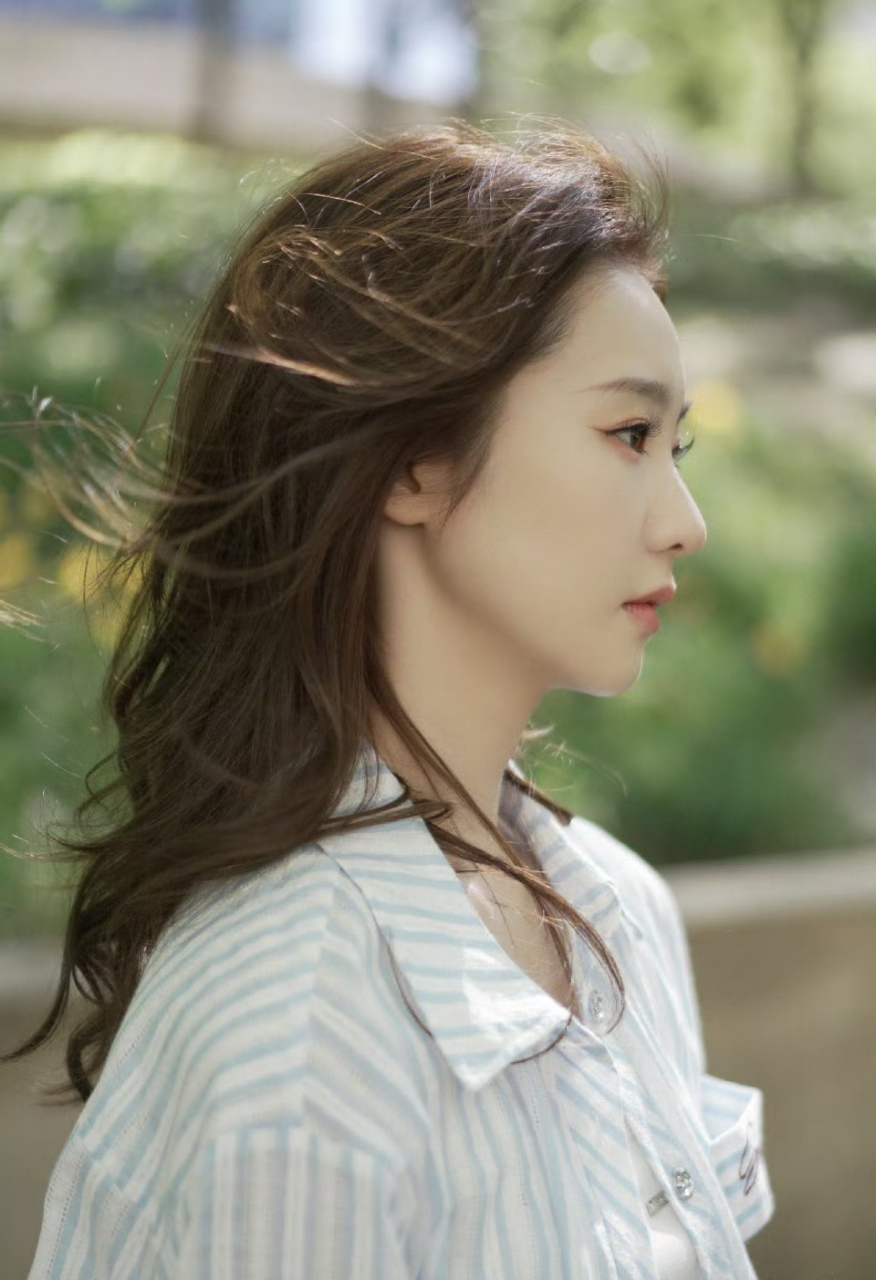 张艺凡卷发户外写真,美丽迷人魅力四射,看的人心动不已!