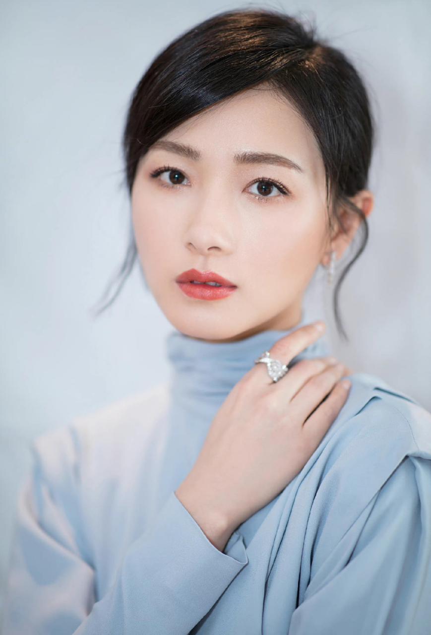 万茜蓝色高领上衣配短裙性感而又迷人,这美腿看着不香吗?#2024我想说