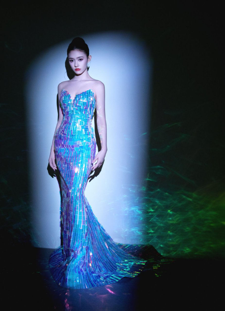 不愧是出演过美人鱼,林允这身姿线条太优美了,迷的人神魂颠倒!