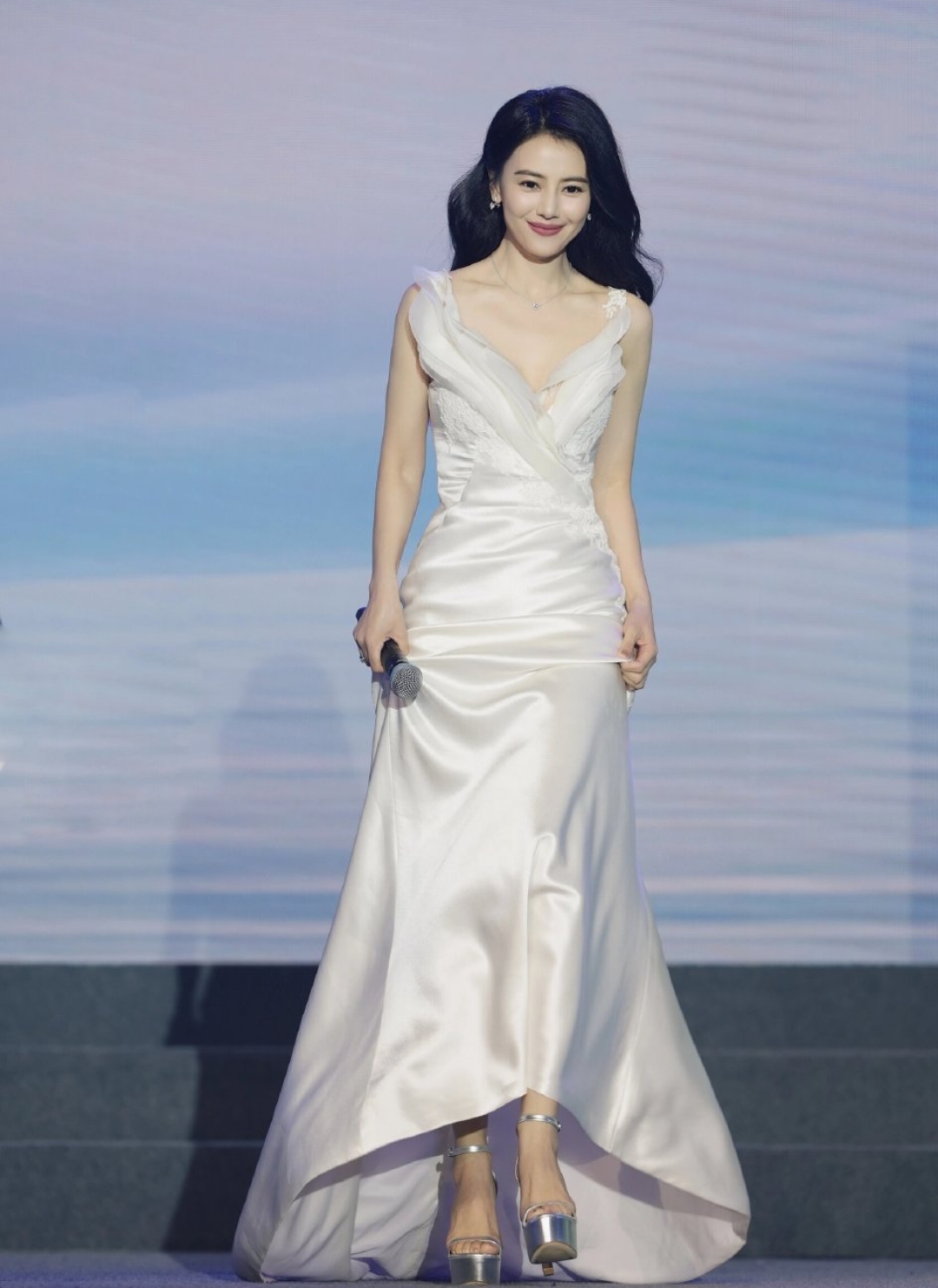 高圆圆白裙美照大放送,迷人的笑容.@苏家小娱的动态