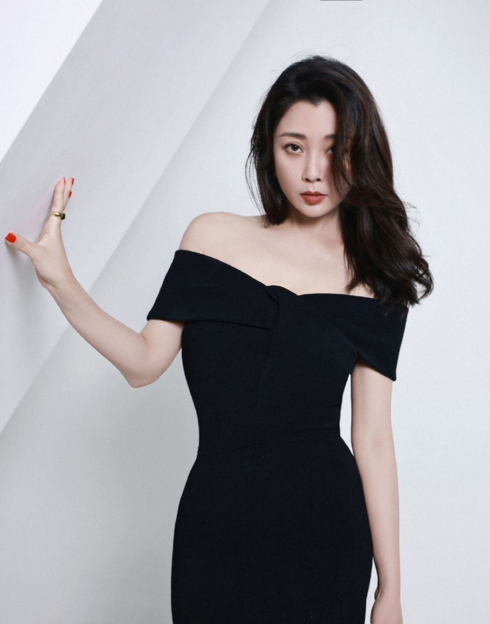 殷桃黑色低胸长裙写真,身材婀娜性感,充满了成熟女性的韵味,美爆了!