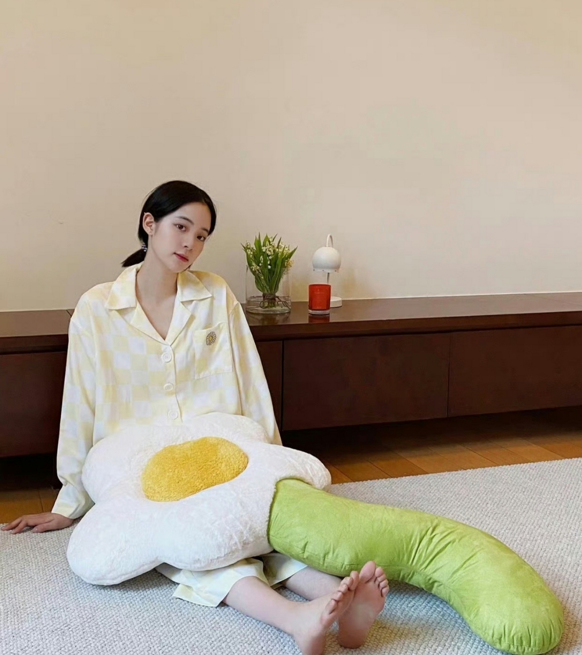欧阳娜娜美腿玉足写真,这诱人的小脚丫看起来好香呀!