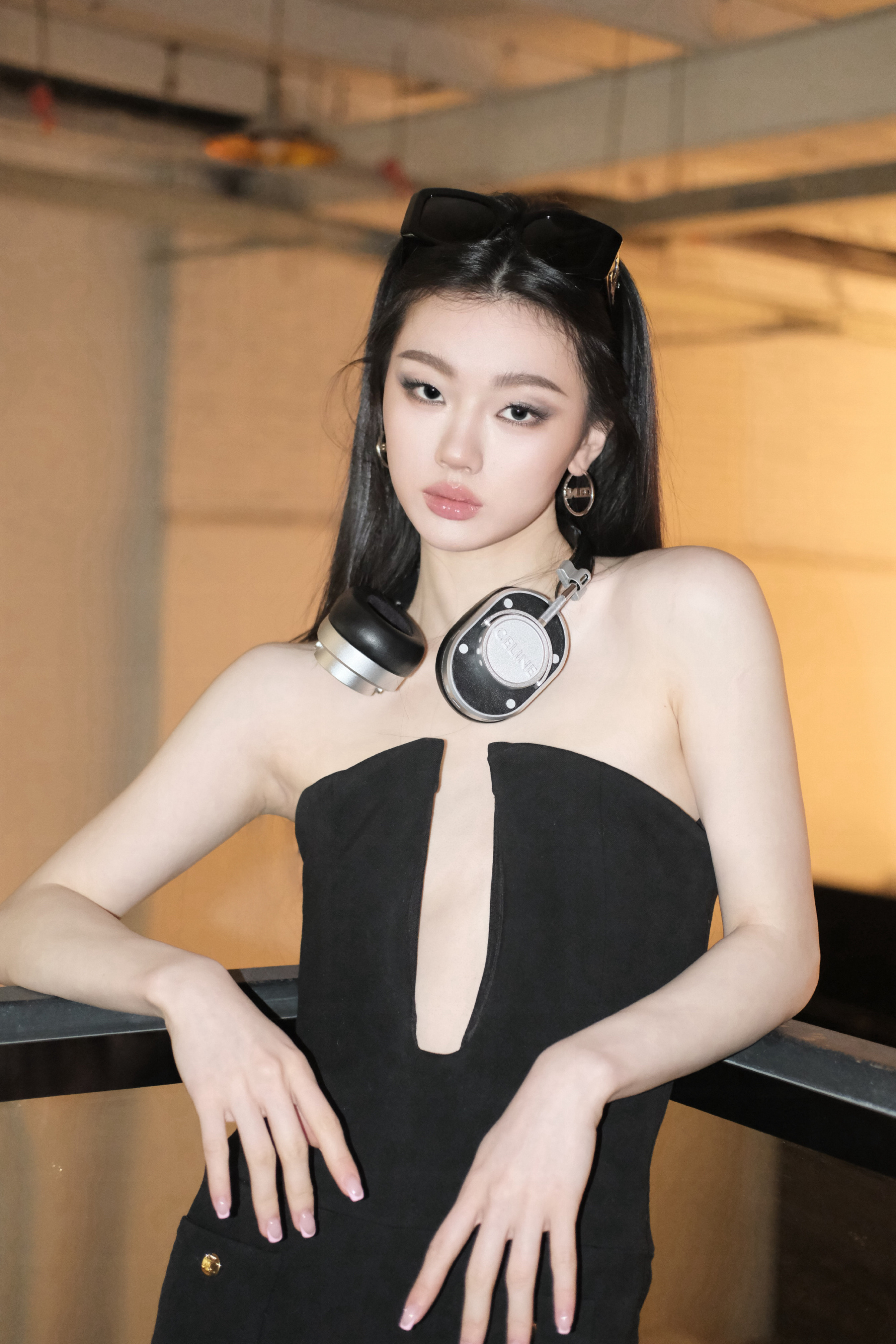 单依纯抹胸短裤写真,白腿肉唇诱人至极!