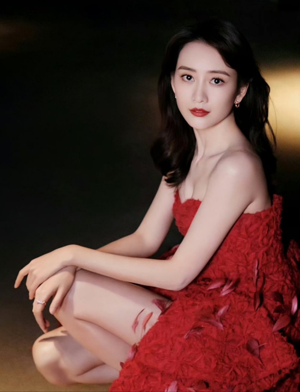 王鸥抹胸大红裙美照,身材凹凸有型惊艳众人,美中不足的是服装过于紧身