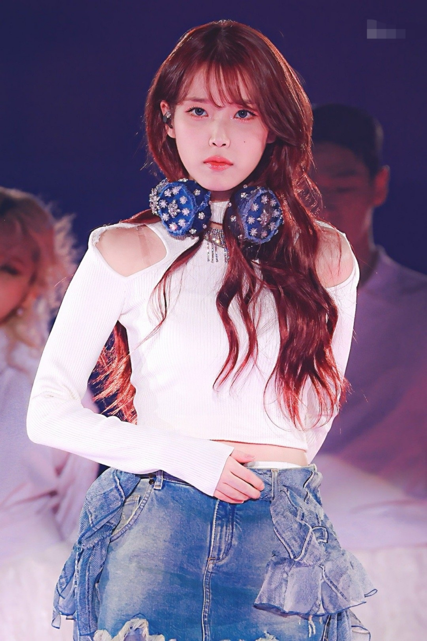 iu李知恩绝美舞台照大赏,身姿优美红唇诱人,情不自禁勾起人的保护欲!