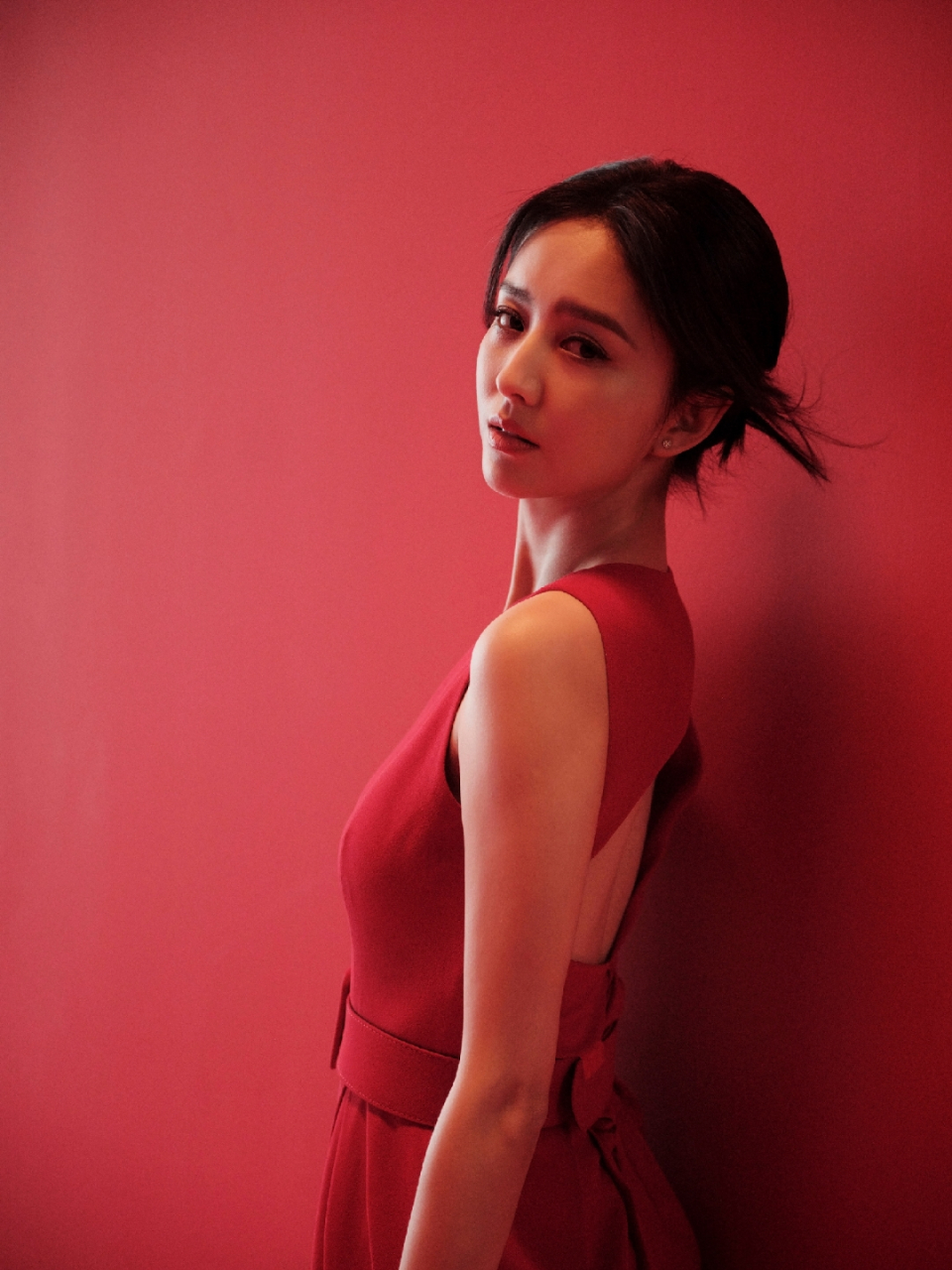 佟丽娅红色长裙写真,优雅又美丽,这么优美的女神谁会不爱呢?