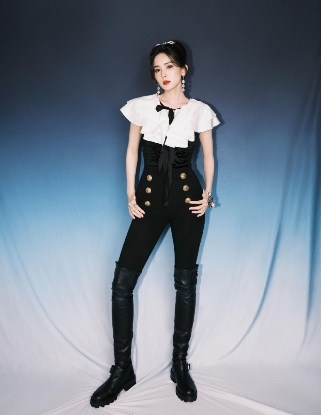 古力娜扎紧身裤配长靴秀大长腿,宛若公主美若天仙!#春日热点挑战赛