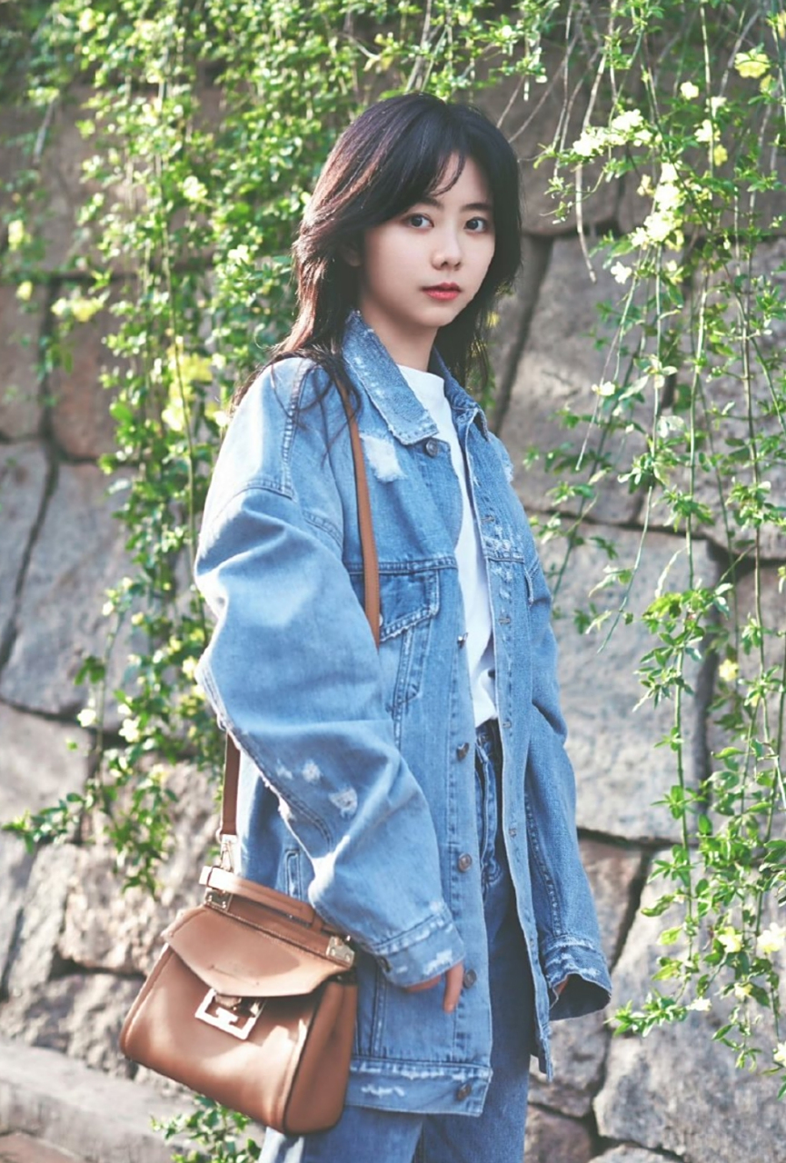 谭松韵牛仔衣美照,清新脱俗可爱迷人,简直是美不胜收!