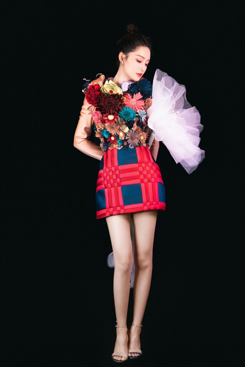 李沁连衣裙合集,性感美腿越看越迷人,简直就是人间极品!