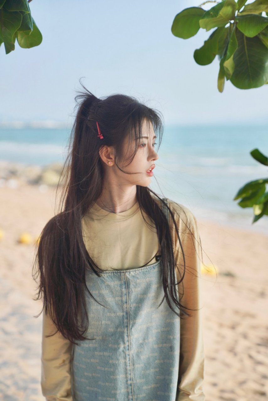 鞠婧祎海边连衣裙好美呀,不愧是千年难遇美女,颜值美爆了!