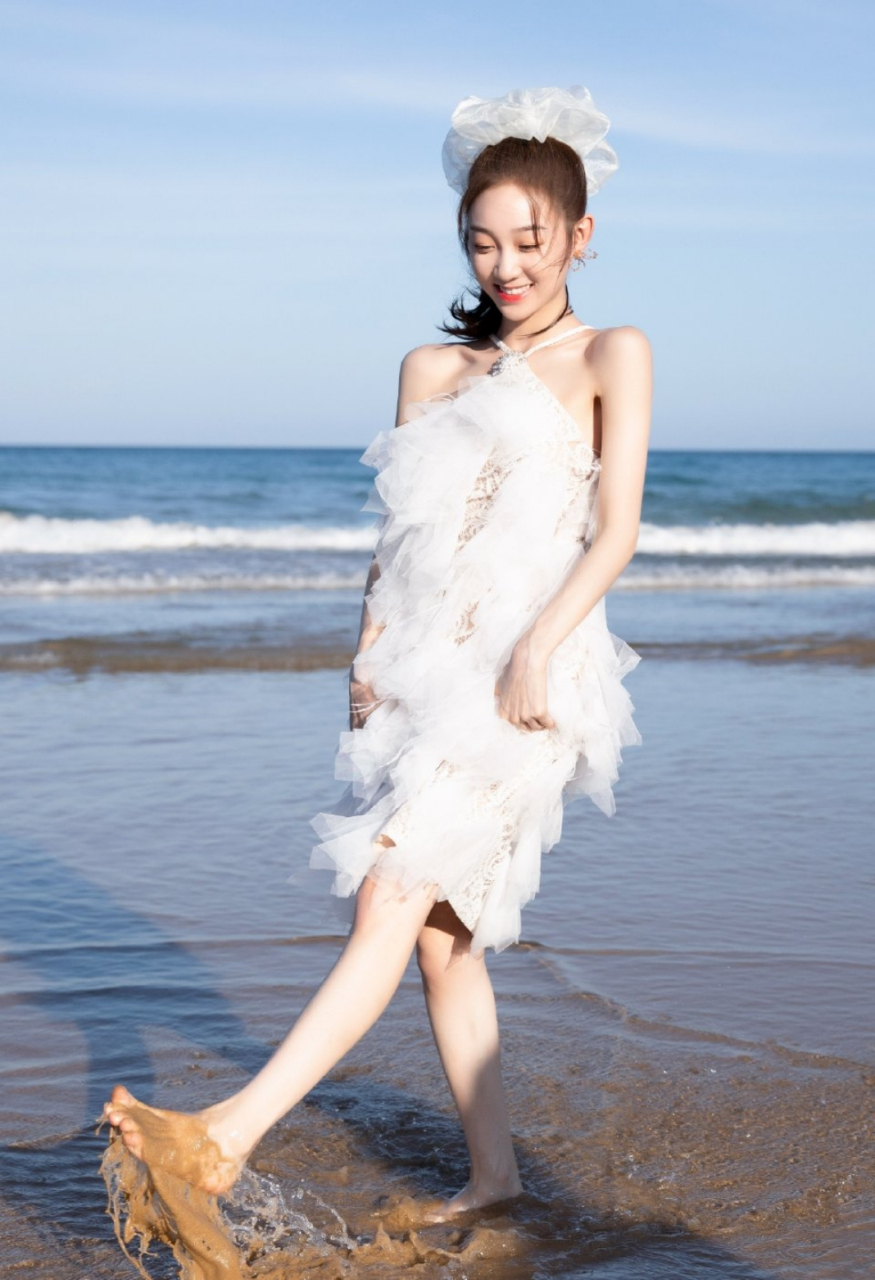 李子璇白色连衣裙写真,皮肤白皙笑容甜美,越看越诱人!