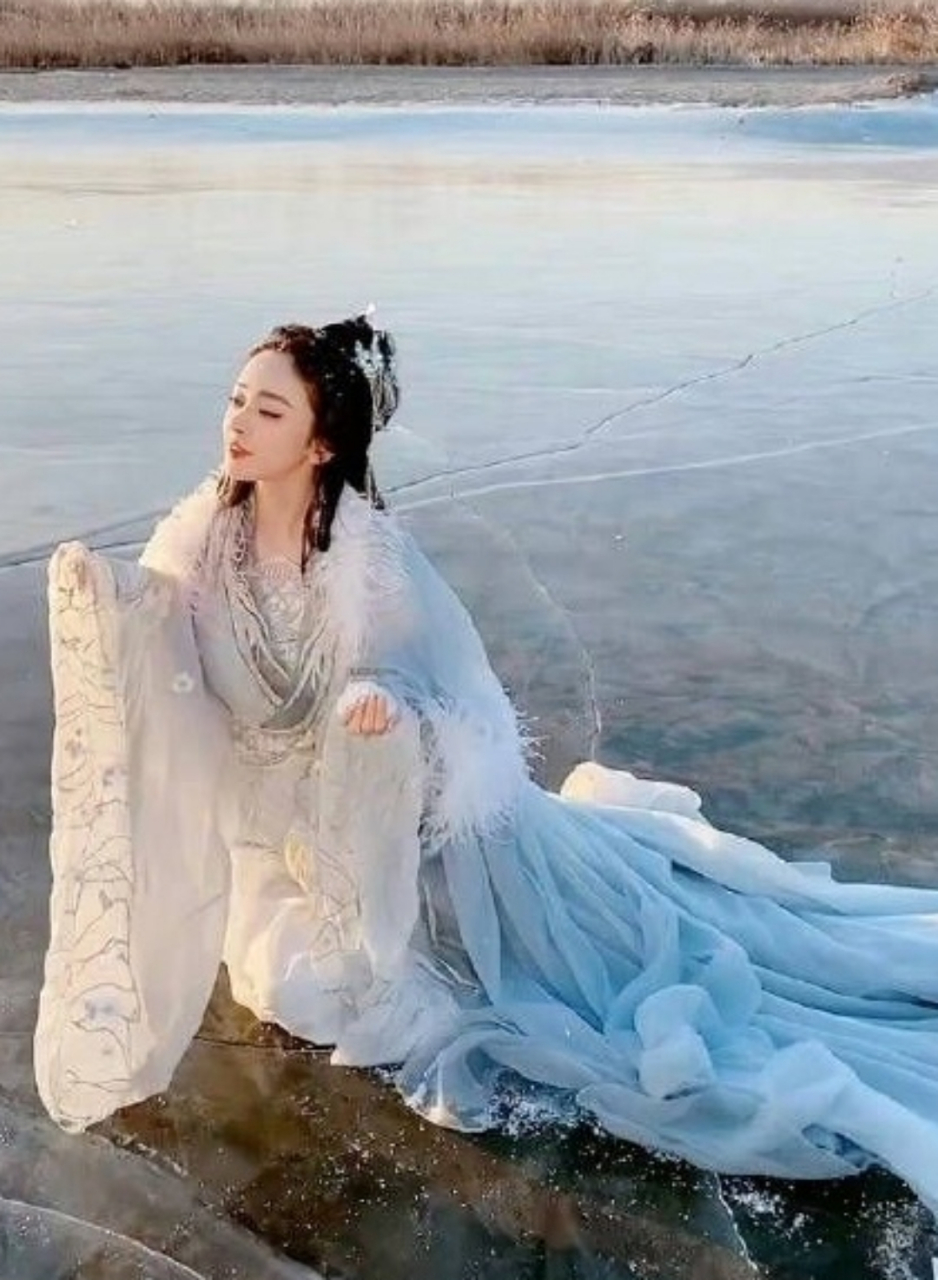 古力娜扎冰面古装写真,一袭白衣搭配绝世容颜好似仙女下凡,太迷人了!