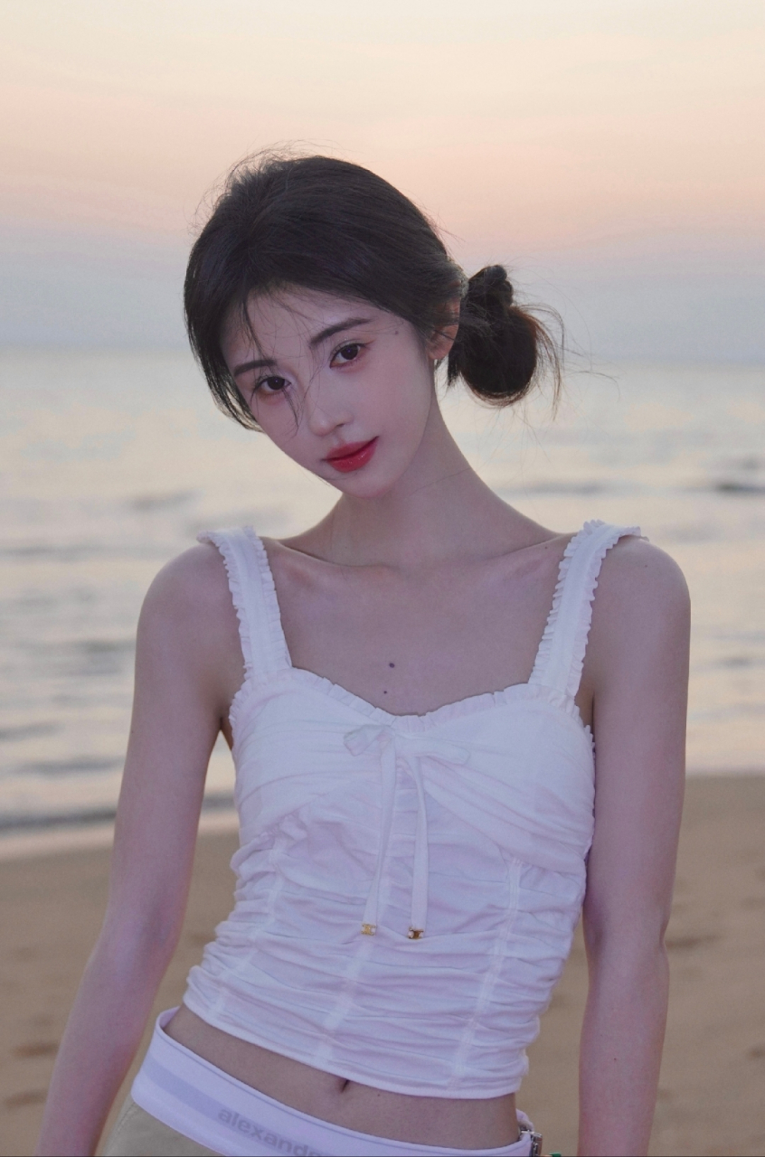 鞠婧祎白色内衣海边写真,甜美迷人青春靓丽,太美了!