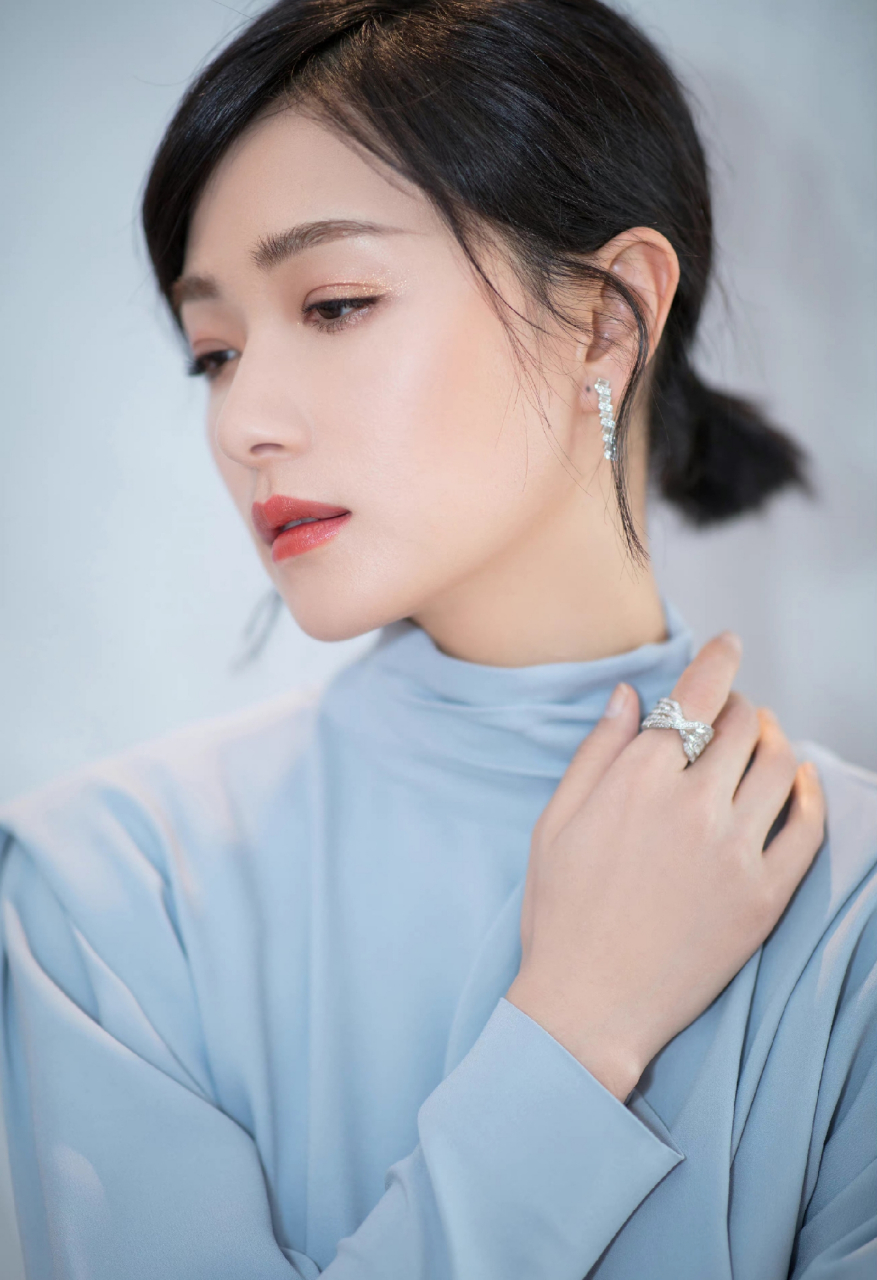 万茜蓝色高领上衣配短裙性感而又迷人,这美腿看着不香吗?#2024我想说