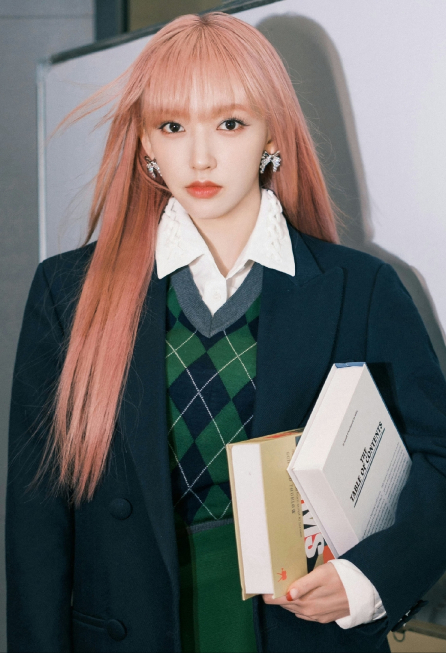 程潇学生风穿搭大赏,光滑美腿与迷人的颜值越看越让人着迷,太美了!