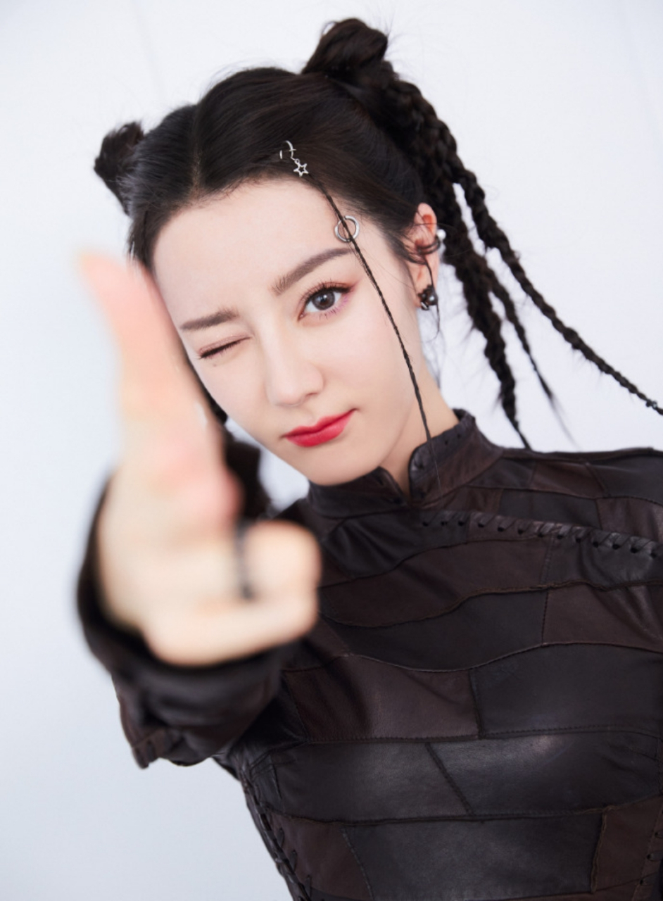 迪丽热巴皮质超短裙大赏,双马尾造型俏皮可爱迷人至极!